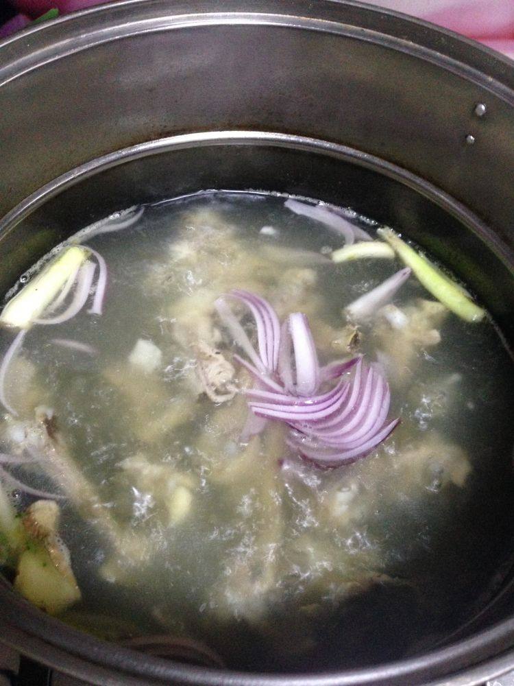 照烧鸡腿饭,先来熬鸡骨汤:鸡骨首先用冷水焯水,捞出,加入开水、葱、姜、<a style='color:red;display:inline-block;' href='/shicai/ 29'>洋葱</a>大火煮开,小火约30分钟就可以得到鸡腿骨汤了