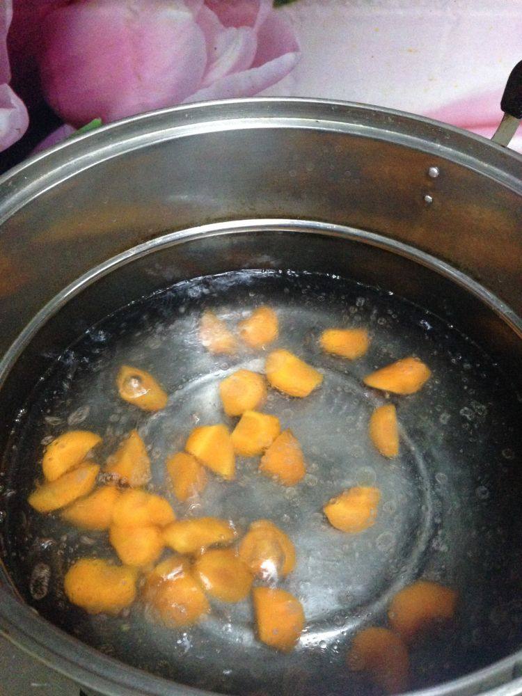照烧鸡腿饭,锅内加水、加盐、加几滴食用油烧开,下入胡萝卜煮2-4分钟