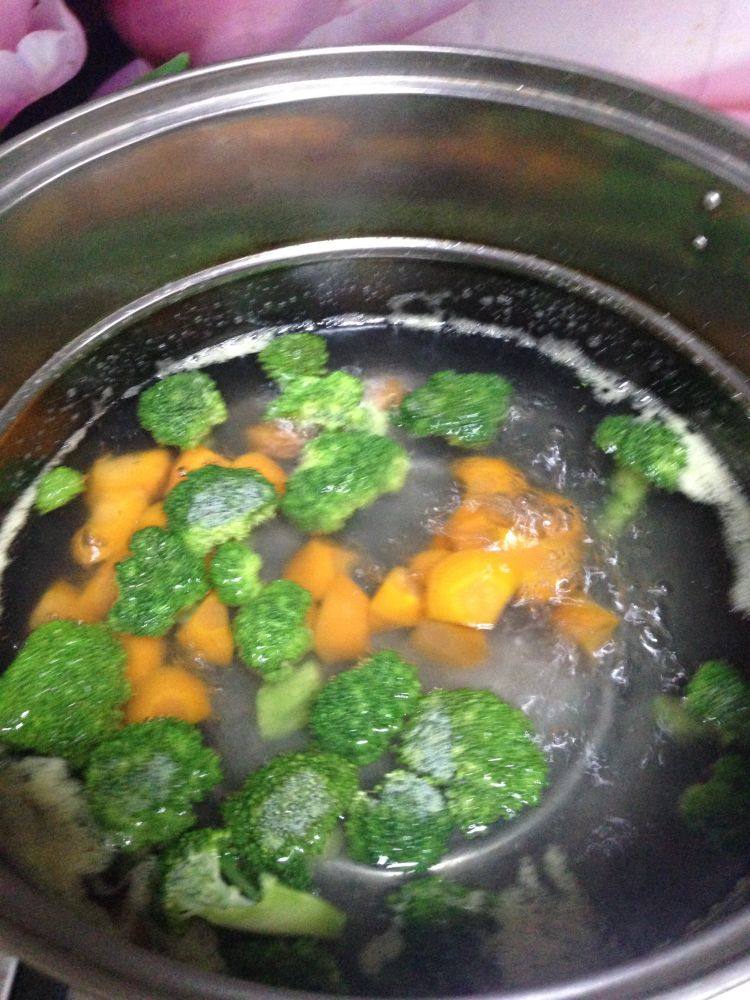 照烧鸡腿饭,加入西兰花煮至开锅,立马捞出入冷水过凉备用