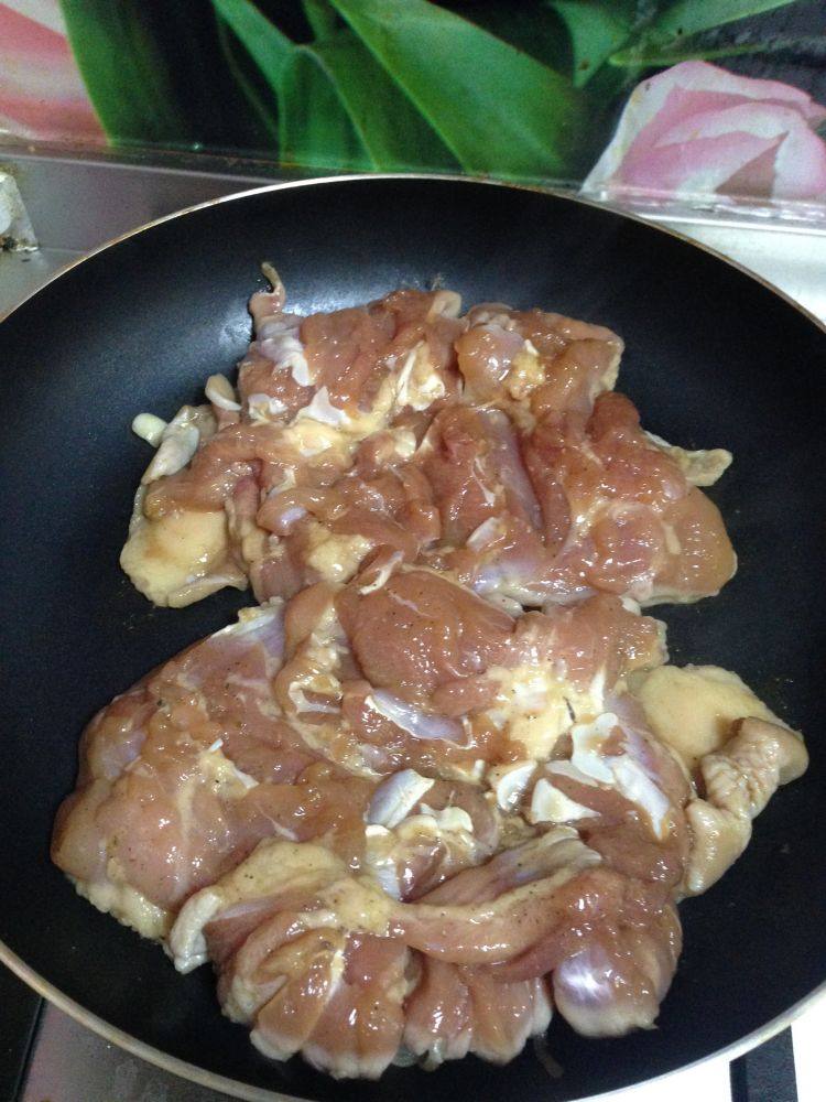 照烧鸡腿饭,不沾锅烧热,把鸡腿肉鸡皮向下放入,中小火煎制