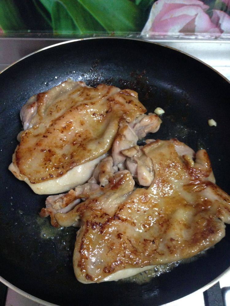 照烧鸡腿饭,用中小火煎至鸡皮表面金黄,翻面