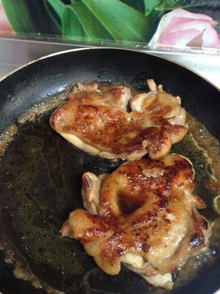 照烧鸡腿饭,同样煎至表面金黄,中途可以多翻几次,以达到成熟度一致。