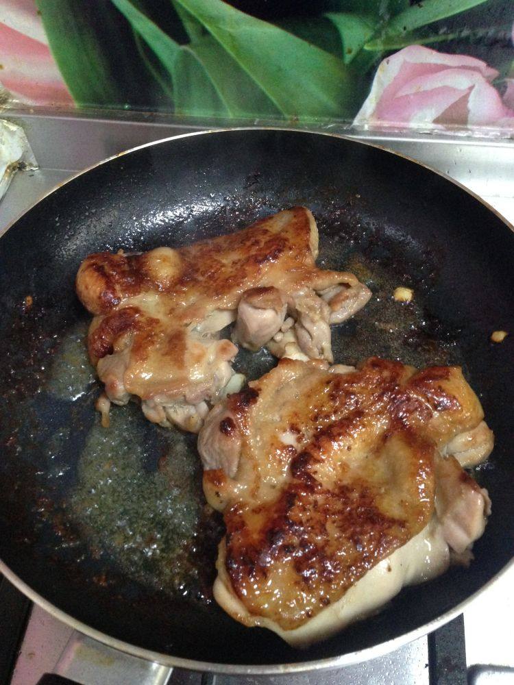 照烧鸡腿饭,然后倒入照烧酱汁,转大火收汁,记得鸡腿中途要翻面