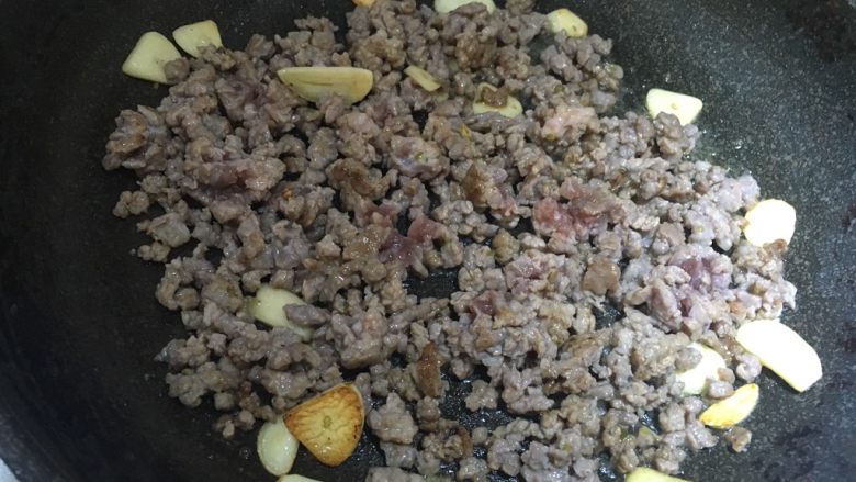 意大利面酱,放入牛肉翻炒,断生。