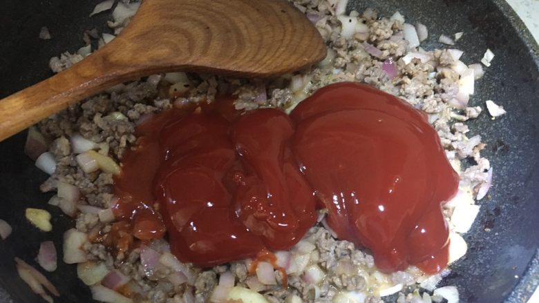 意大利面酱,放入<a style='color:red;display:inline-block;' href='/shicai/ 699'>番茄酱</a>翻炒均匀,然后加入水淀粉加热2分钟后关火。