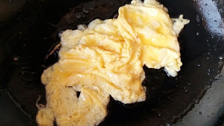 木须肉(鸡胸肉版)――高蛋白还防雾霾,锅中少量油烧热,倒进鸡蛋炒熟盛出备用。