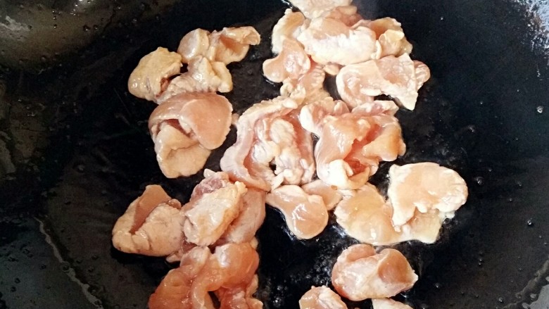 木须肉(鸡胸肉版)――高蛋白还防雾霾,锅中再次倒入少量油烧热后倒进腌制好的鸡胸肉,大火翻炒划开。