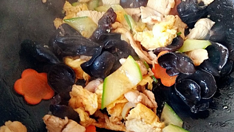 木须肉(鸡胸肉版)――高蛋白还防雾霾,最后倒进炒好的鸡蛋,加1勺味极鲜酱油,适量盐和<a style='color:red;display:inline-block;' href='/shicai/ 756'>鸡精</a>翻炒均匀即可。