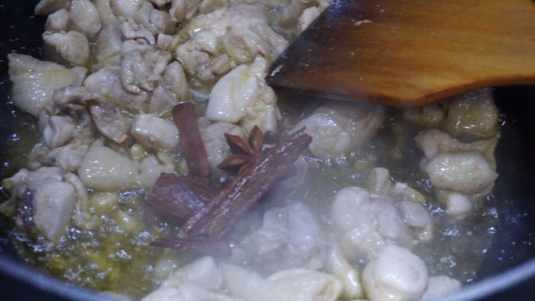 辣烧鸡腿肉,等鸡腿肉的水分煸得差不多干,油里的水分也蒸发掉了就丢入八角,桂皮和<a style='color:red;display:inline-block;' href='/shicai/ 700'>花椒</a>,继续煸炒一会。