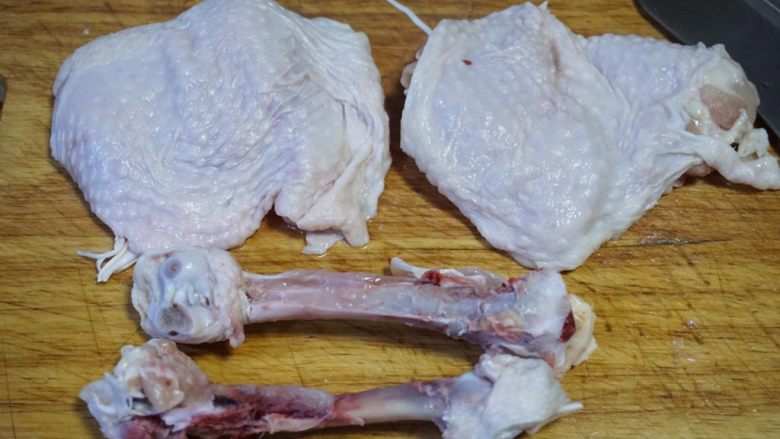 辣烧鸡腿肉,搞定!剔出的骨头可放冰箱保存,日后用来熬汤。