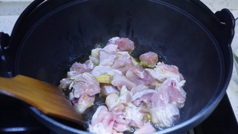 辣烧鸡腿肉,丢入鸡腿肉煸炒，同时把火调到中火。