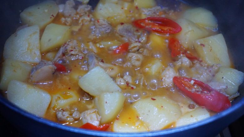 辣烧鸡腿肉,时不时看一下锅,翻一下,防止糊底巴锅。等土豆熟软了,汤汁也收得差不多如图那样就勾入配好的水淀粉,把火开大一点,不停翻拌。