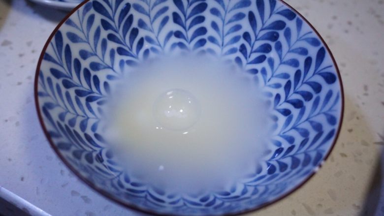 辣烧鸡腿肉,这个时候在小碗里加入少许淀粉和<a style='color:red;display:inline-block;' href='/shicai/ 756'>鸡精</a>,一点清水,勾成水淀粉。