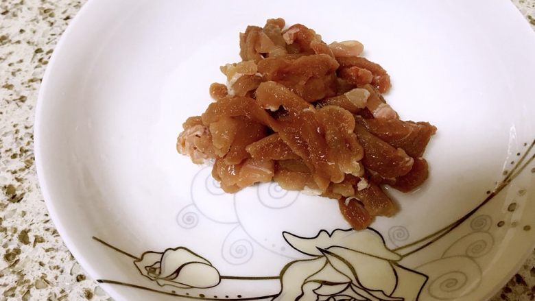油豆腐焖毛豆,里脊肉洗净,切丝
