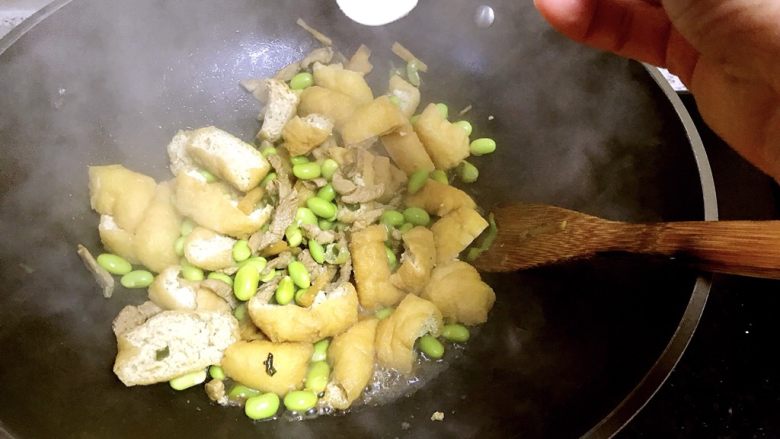 油豆腐焖毛豆,加入一丢丢盐,翻炒入味即可