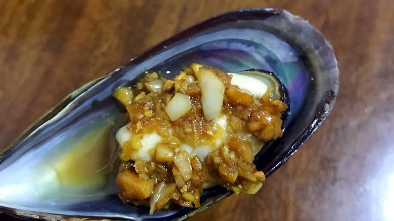 粥底桑拿海鲜,酱料用的是姜末+蒜末,热油爆香,淋酱油。