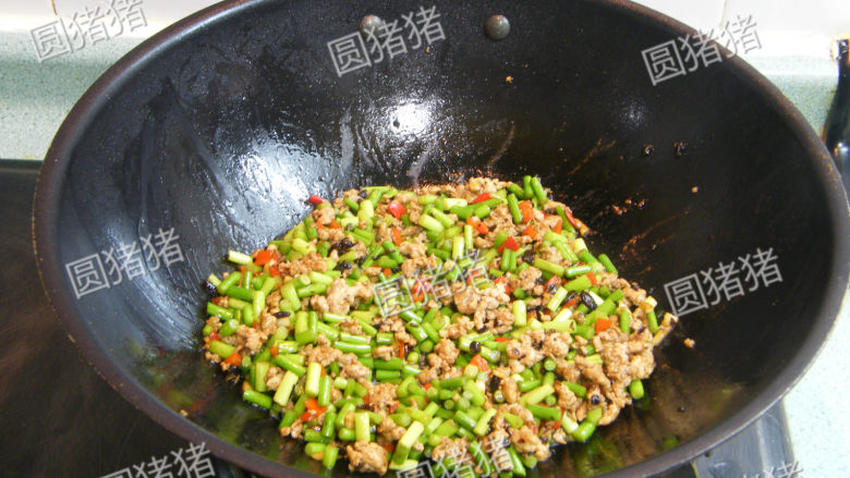 豆豉炒肉丁——不知不觉两碗饭,加入炒好的蒜苔,炒至10成熟(蒜苔表面微皱即可)