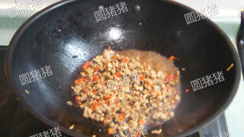 豆豉炒肉丁——不知不觉两碗饭,加入<a style='color:red;display:inline-block;' href='/shicai/ 788'>生抽</a>，砂糖，<a style='color:red;display:inline-block;' href='/shicai/ 756'>鸡精</a>炒至水份干。