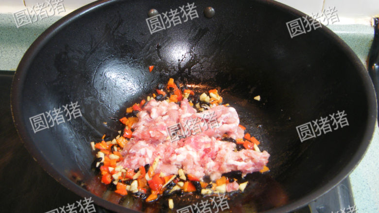 豆豉炒肉丁——不知不觉两碗饭,放入猪肉碎,小火煸炒至出油脂。