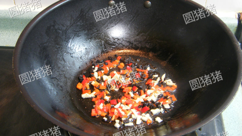 豆豉炒肉丁——不知不觉两碗饭,锅内热1/2大匙油，放入红椒，豆豉，<a style='color:red;display:inline-block;' href='/shicai/ 6559'>蒜蓉</a>炒出香味。