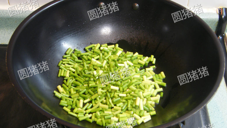 豆豉炒肉丁——不知不觉两碗饭,锅内热1小匙油，放入蒜苔，盐，1大匙水炒至8成熟，盛出备用。