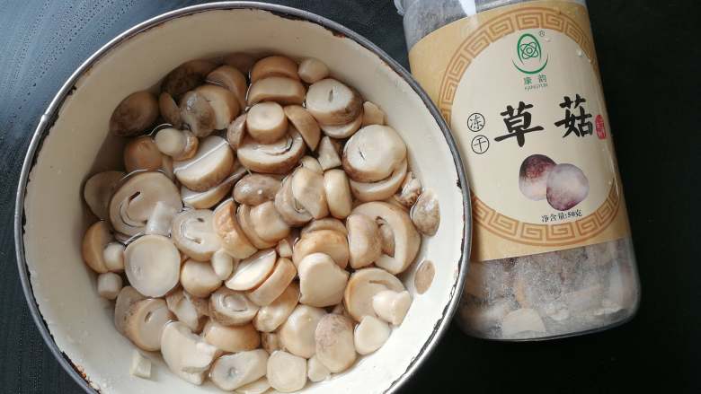 草菇烧肉,把冻干的草菇水泡1-2分钟,沥干备用