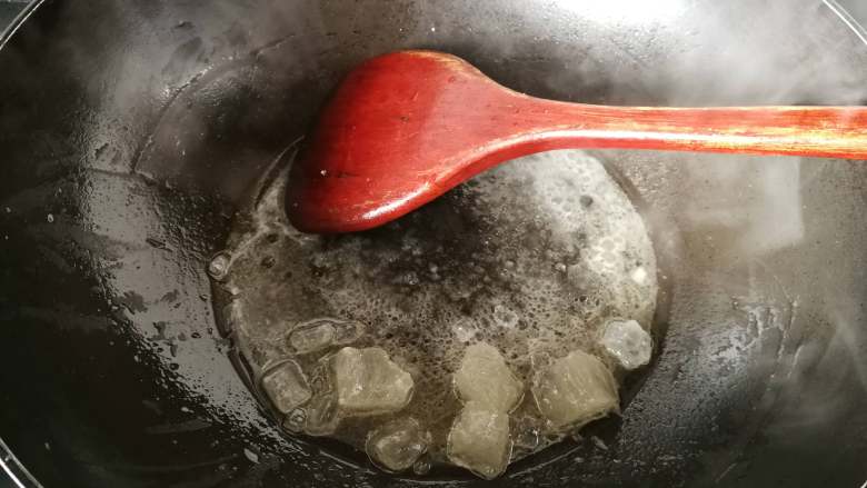 草菇烧肉,剩下的油不用倒掉,放入<a style='color:red;display:inline-block;' href='/shicai/ 866'>冰糖</a>炒制琥珀色