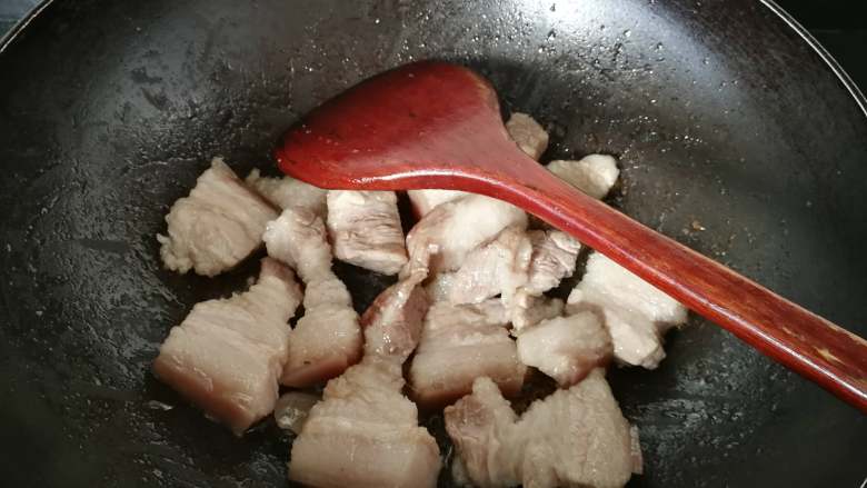草菇烧肉,倒入沥干好的五花肉,翻炒上糖色