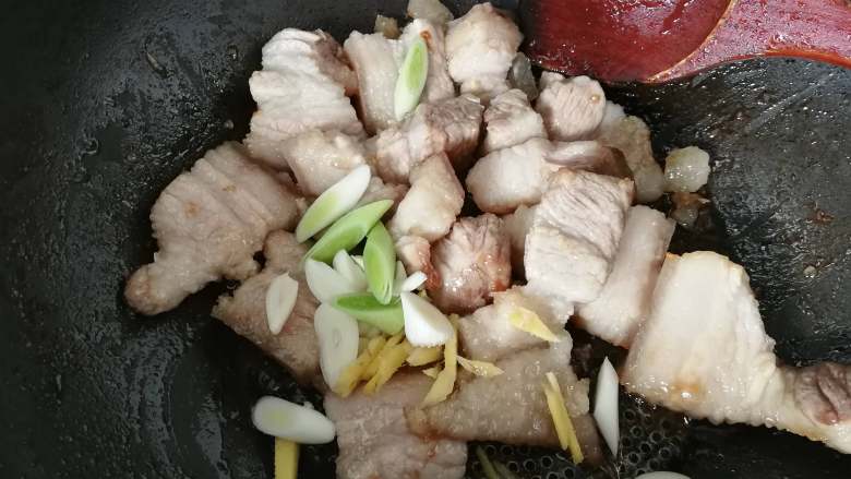 草菇烧肉,再放入<a style='color:red;display:inline-block;' href='/shicai/ 2800'>生姜</a>,蒜段,蒜瓣煸炒出香味