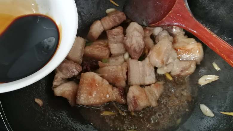 草菇烧肉,接着放入<a style='color:red;display:inline-block;' href='/shicai/ 718'>料酒</a>，<a style='color:red;display:inline-block;' href='/shicai/ 692'>酱油</a>均匀上色