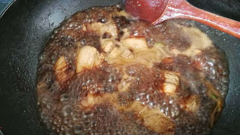 草菇烧肉,放入适量的盐和清水,开大火煮沸