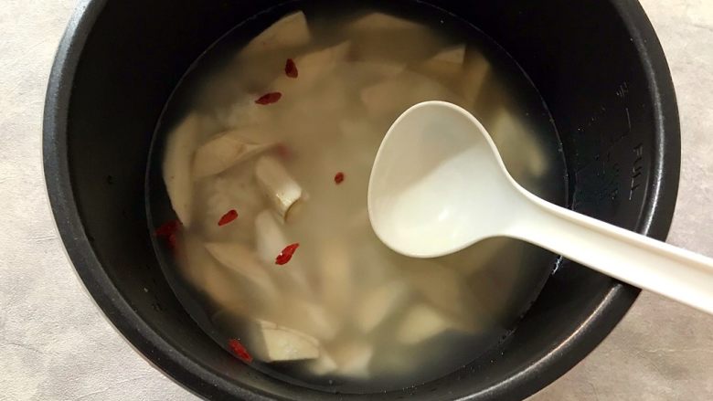 电饭煲~铁棍山药枸杞藜麦粥,用勺子稍稍搅拌一下
