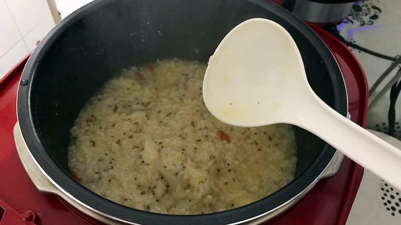 电饭煲~铁棍山药枸杞藜麦粥,待电饭煲完成工作,可以打开锅盖时,轻轻搅拌几下,即可,喜欢吃甜口的这个时候可以加适量冰糖或者红糖,然后盖上锅盖再焖5分钟