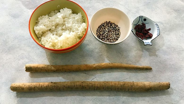 电饭煲～铁棍山药枸杞藜麦粥,首先我们准备好所有食材，图片中的<a style='color:red;display:inline-block;' href='/shicai/ 2557'>铁棍山药</a>是一根，由于太长了，照片拍不下，只能掰断了