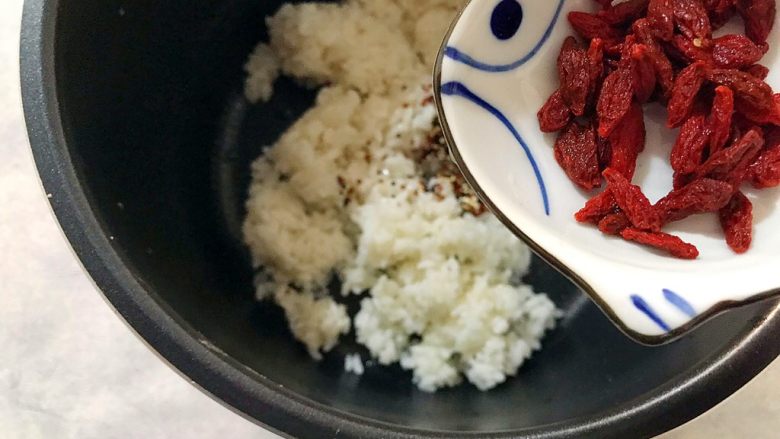 电饭煲~铁棍山药枸杞藜麦粥,倒入枸杞