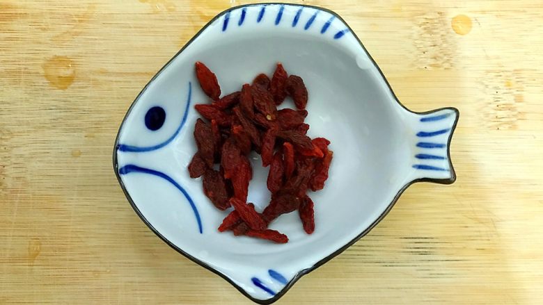 电饭煲~铁棍山药枸杞藜麦粥,<a style='color:red;display:inline-block;' href='/shicai/ 673'>枸杞</a>洗净,备用