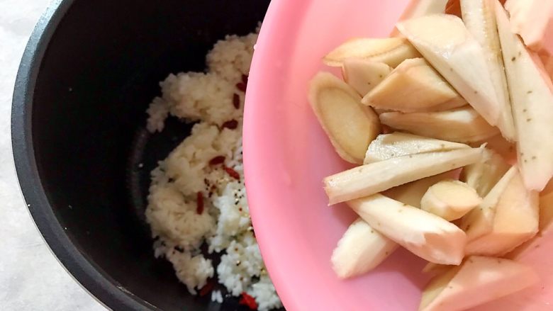 电饭煲~铁棍山药枸杞藜麦粥,山药撇去浸泡的水,倒入锅内