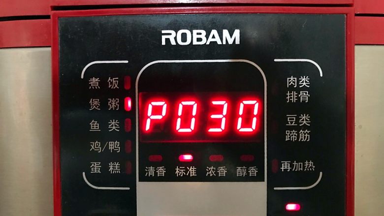 电饭煲~铁棍山药枸杞藜麦粥,选择煲粥键,按下开始键,你就可以安心的去做其他事情了