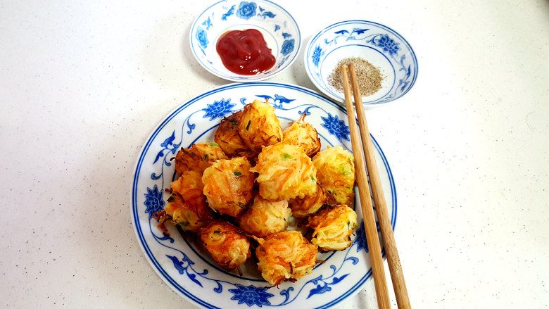 创新菜~素炸丸子,两种口味,任君挑选。