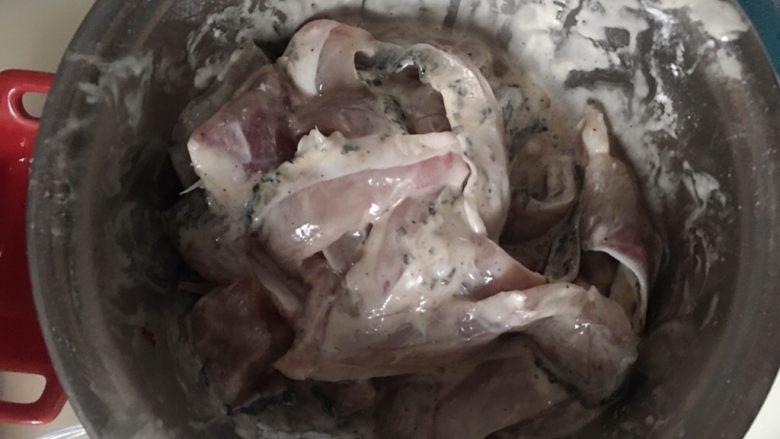 柠檬鱼,鱼肉加入腌制的调味料拌匀,腌制15分钟;