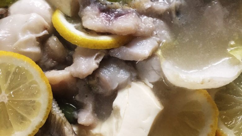 柠檬鱼,最后放进鱼汤里小火煮1分钟好啦关火