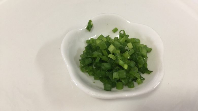 香葱培根鸡蛋炒饭,香葱切成葱花