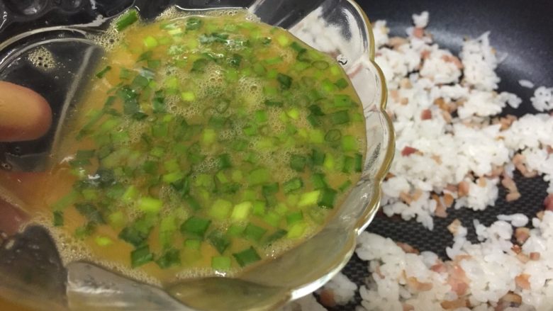 香葱培根鸡蛋炒饭,转中火,加入葱花蛋液