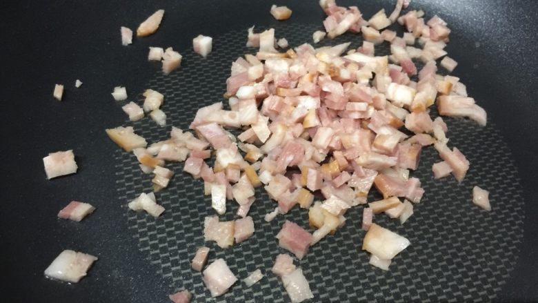 香葱培根鸡蛋炒饭,小火热锅,放入培根粒