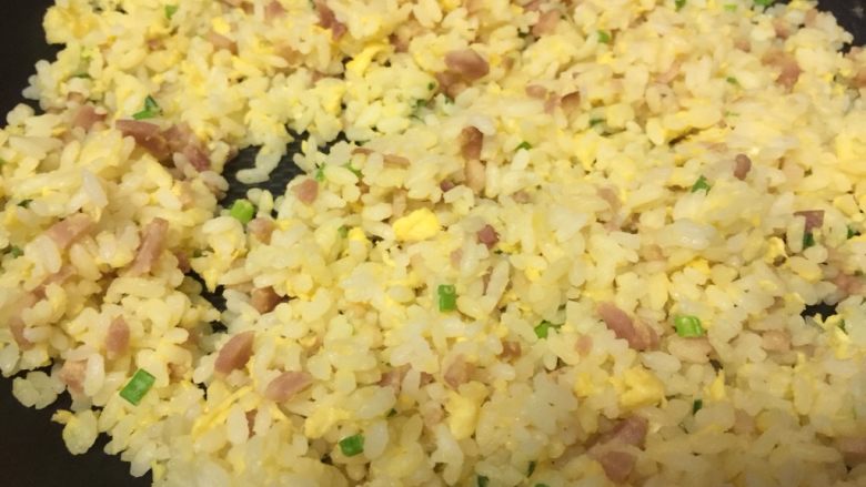 香葱培根鸡蛋炒饭,炒至颗粒分明即可~