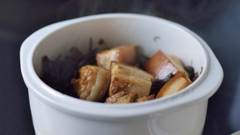 慢炖锅版梅干菜烧肉,再码一层五花肉,浇上煮肉的汤汁。