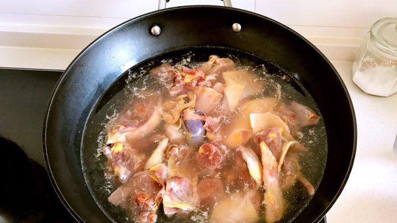 红蘑养生鸡汤,鸡肉剁块,凉水下锅,凉水下锅是为了让鸡肉中的血水慢慢渗出来。