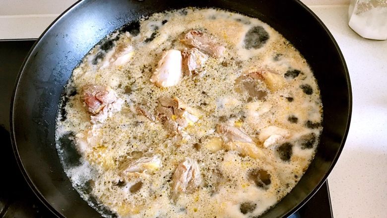 红蘑养生鸡汤,煮开后,再煮2~3分钟,把鸡肉捞出来放进砂锅中。