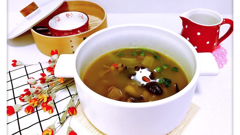 红蘑养生鸡汤,就这样喝原汁原味的鸡汤最好,除了盐不加其它调料,才能喝出鸡汤原本纯粹的味道,很鲜美。