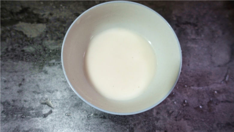 肉末烧豆腐皮,取一小碗,放入2勺红薯粉,加适量清水,调匀,做成水豆粉。